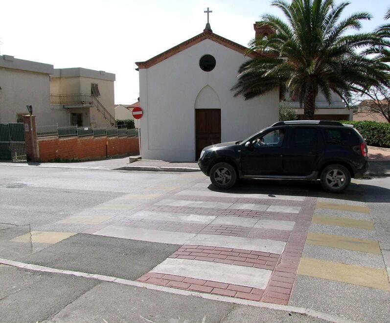 Il passaggio pedonale rialzato davanti alla chiesa di san Giuseppe Artigiano (foto Paolo Barlettani)