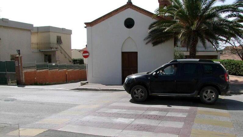 Il passaggio pedonale rialzato davanti alla chiesa di san Giuseppe Artigiano (foto Paolo Barlettani)
