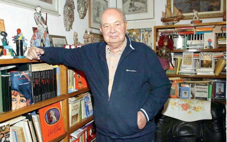 Aldo Santini fotografato nel suo studio: l’imnmagine risale alla primavera del 2006 (Pentafoto archivio Il Tirreno)