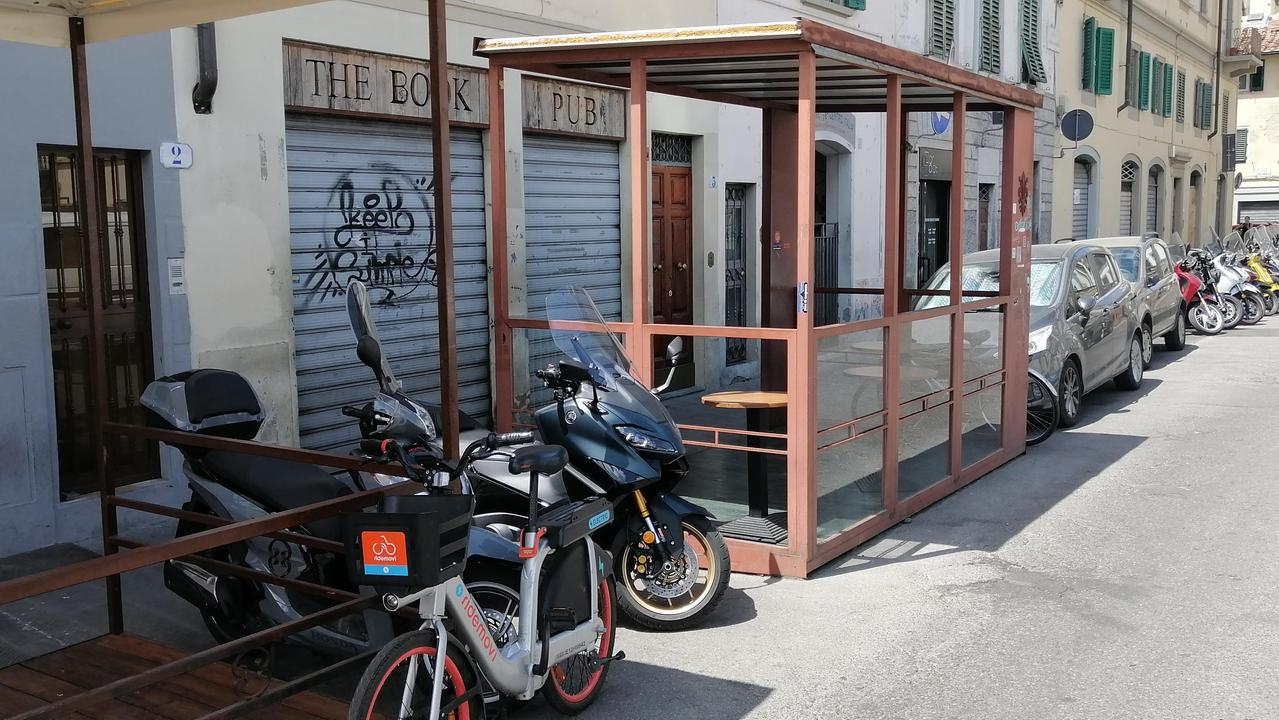Gli agenti, che hanno bloccato lo stalker a poche decine di metri dal pub
