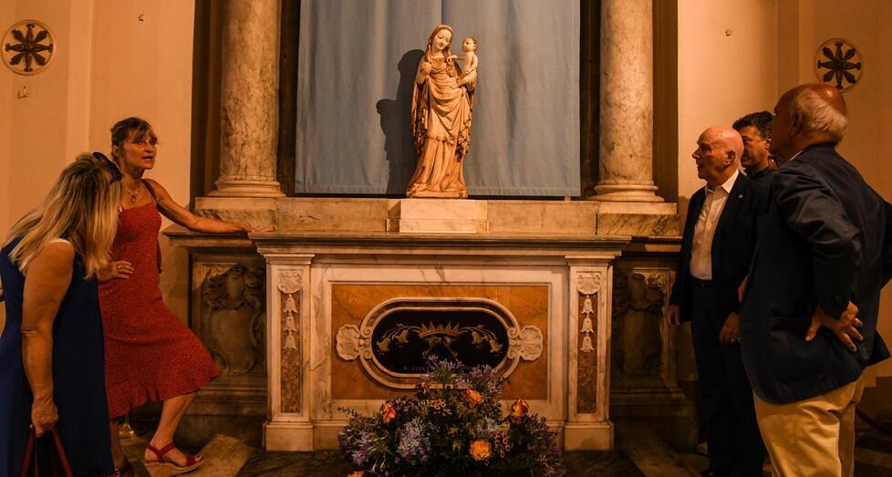 La statua collocata  nel suo posto tradizionale (Foto Sernacchioli)