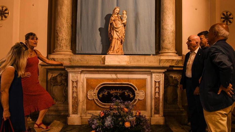La statua collocata nel suo posto tradizionale (Foto Sernacchioli)