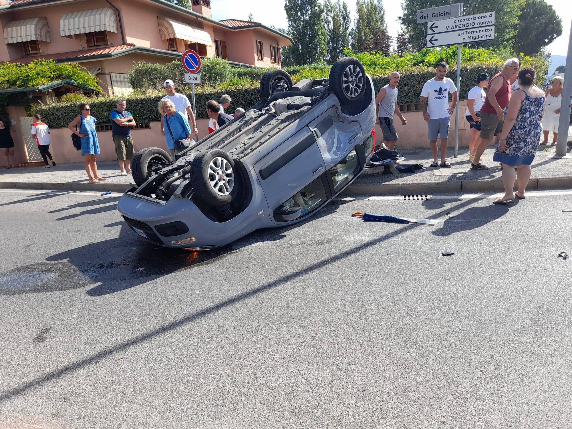 Viareggio, si cappottano con l'auto alla rotatoria di viale Tobino: feriti marito e moglie