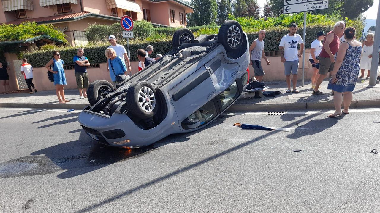 Viareggio, si cappottano con l'auto alla rotatoria di viale Tobino: feriti marito e moglie