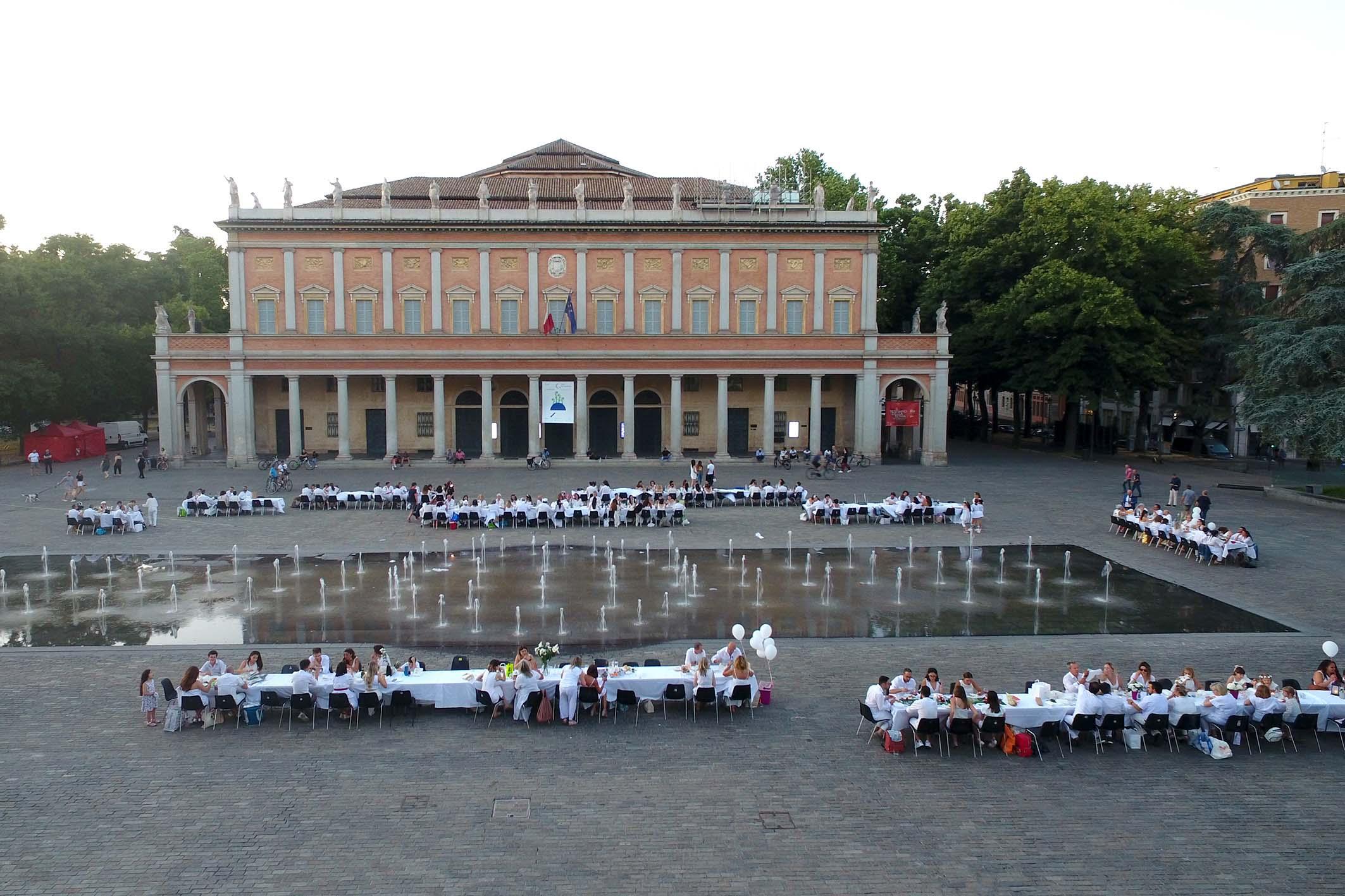 A Reggio Emilia il Valli si tinge di bianco