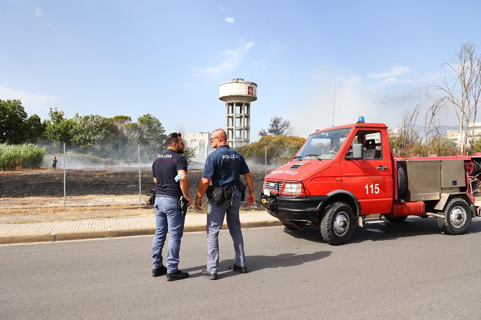 Fumo nero e rogo di un ettaro di terreno a Cisanello