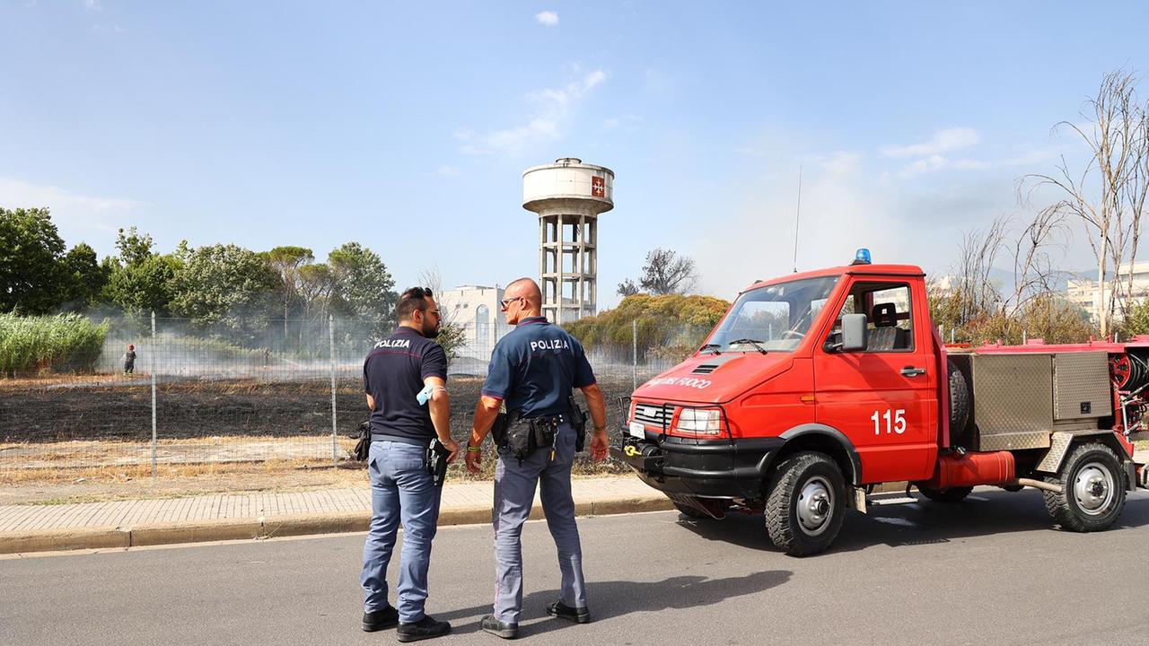 Fumo nero e rogo di un ettaro di terreno a Cisanello