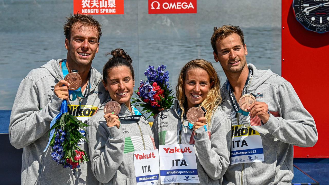 Da sinistra: Gregorio Paltrinieri, Giulia Gabrieleschi, Ginevra Taddeucci e Domenico Acerenza (Foto EPA/Zsolt Szigetvary)