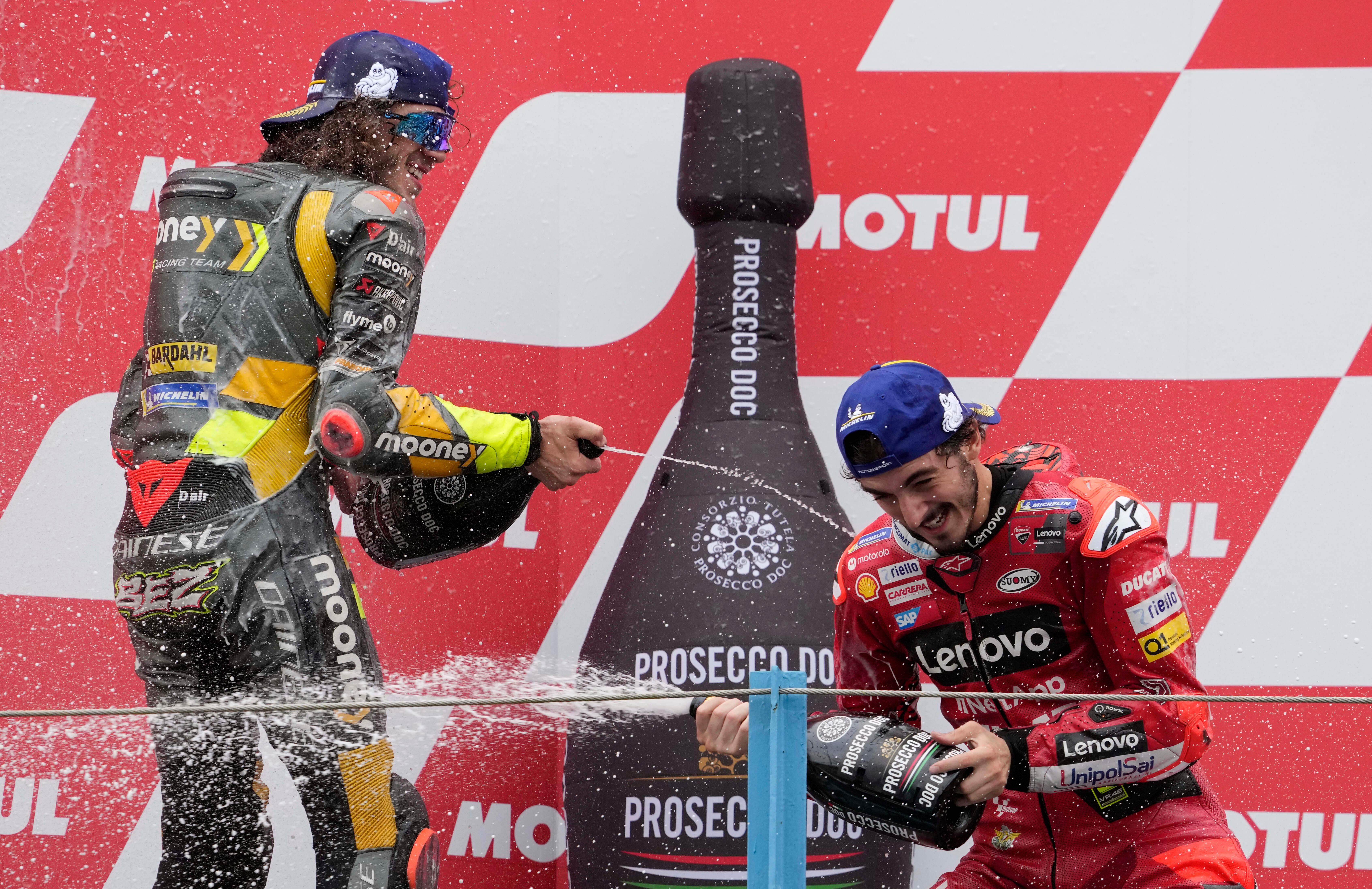 Bezzecchi e Bagnaia festeggiano: il podio del Gp d'Olanda è un trionfo italiano (Foto AP/Peter Dejong)