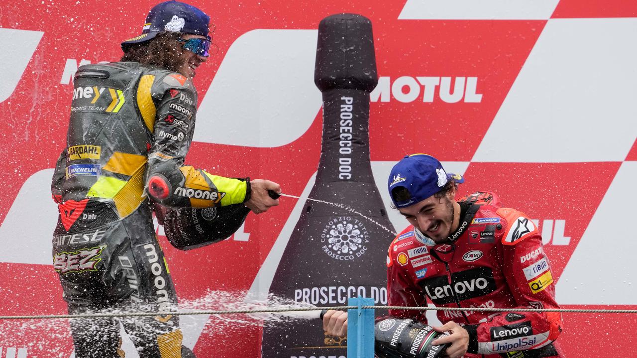Bezzecchi e Bagnaia festeggiano: il podio del Gp d'Olanda è un trionfo italiano (Foto AP/Peter Dejong)