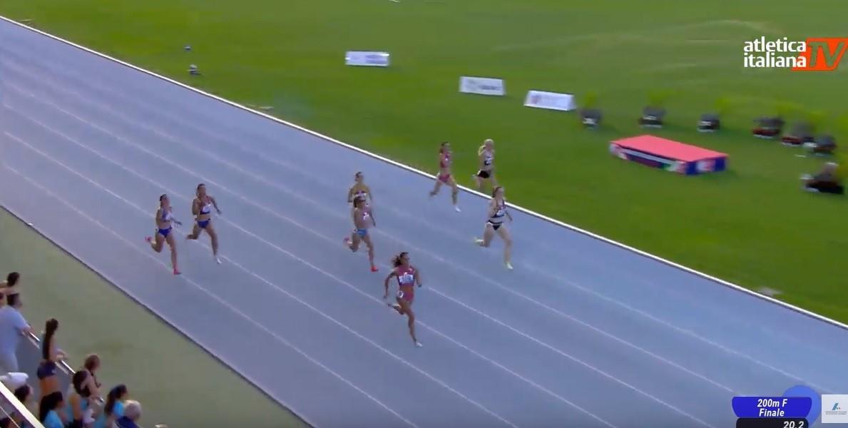 Un frame della gara della Kaddari, nettamente in testa, tratta dal sito "Atletica italiana tv"
