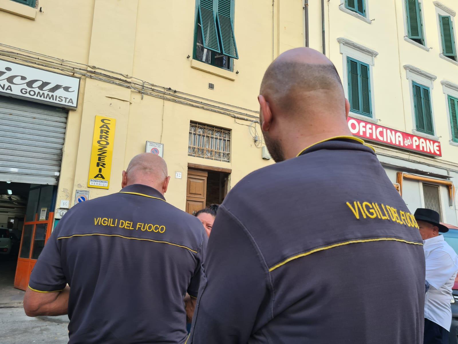 Crolla la scala interna di un palazzo in via Solferino, evacuate tre famiglie 