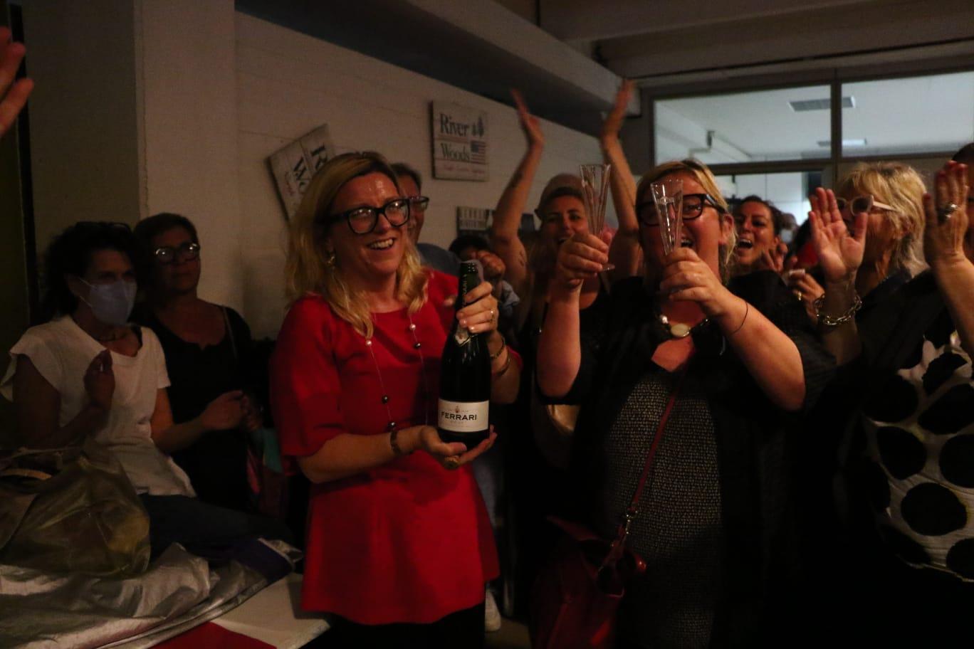 Serena Arrighi festeggia: è la nuova sindaca di Carrara (Foto di Claudio Cuffaro)