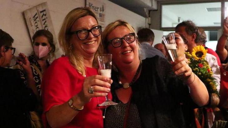 Sorride Serena Arrighi, è lei la nuova sindaca di Carrara