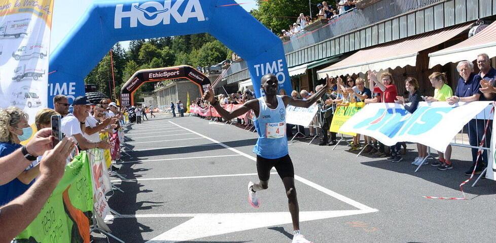  Jean Simukeka corre da solo 