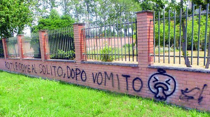 Vandali e scritte sui muri, il conto è salato: la Provincia di Ferrara ha speso 20mila euro per toglierle