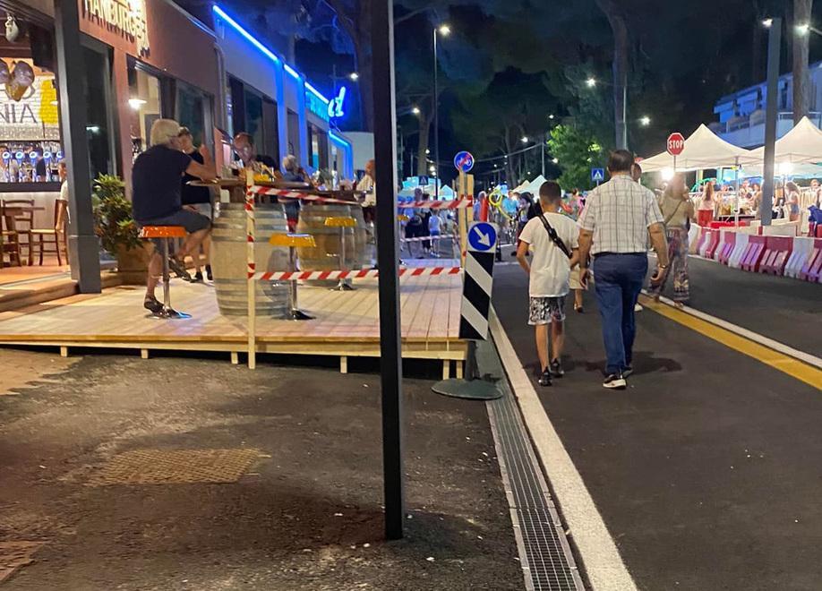 Lido Estensi, in viale Carducci la pista ciclabile attraversa i dehors: «Così non va bene» 