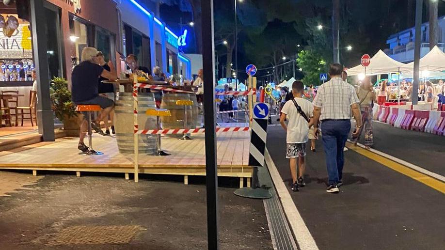Lido Estensi, in viale Carducci la pista ciclabile attraversa i dehors: «Così non va bene»