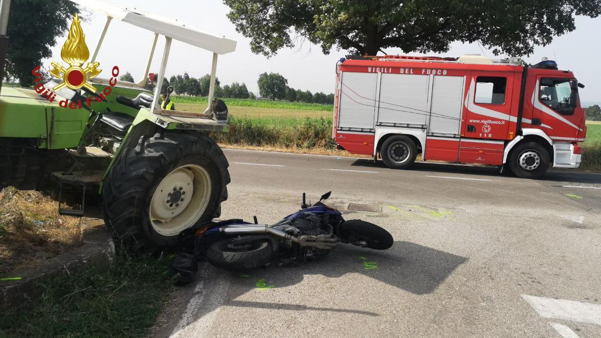 Formigine, scontro tra una moto e un trattore