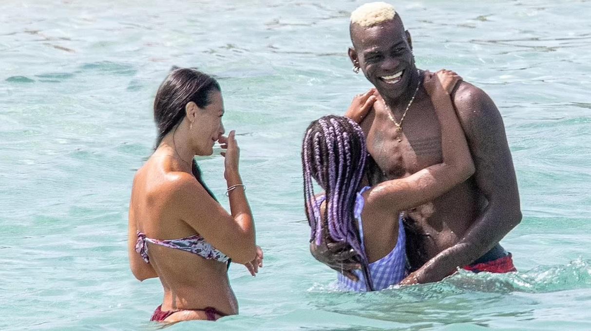 Balotelli con un'amica e con la figlia Pia a Golfo Aranci (foto Daily mail di Frezza/La Fata)