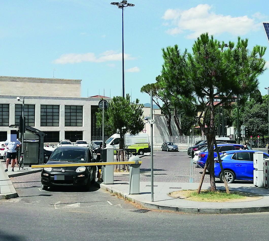 Stazione di Firenze, la piazza senza legge: Santa Maria Novella è ormai terra di nessuno
