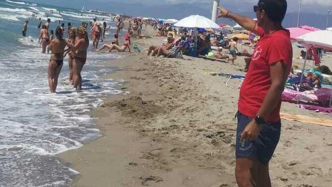 Viareggio, cinque salvataggi sulla spiaggia libera: «Si rischia il morto, serve il bagnino»