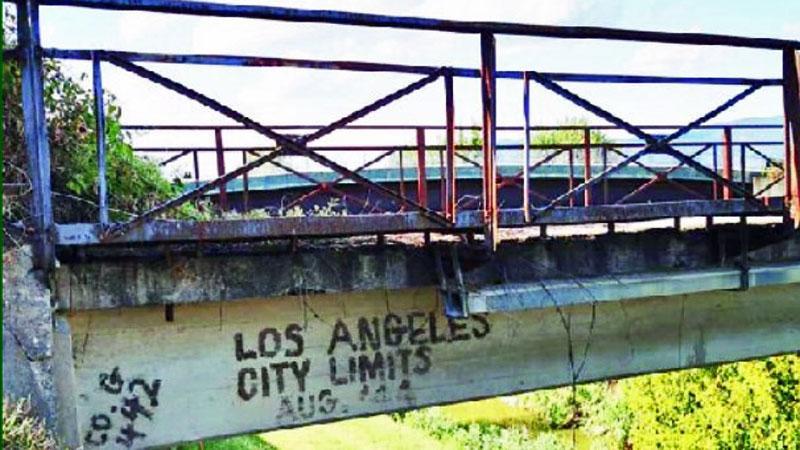 Il passaggio dei militari nippo-americani è testimoniata ancora oggi dalla scritta lasciata sulla soletta del ponte “Los Angeles City Limits”