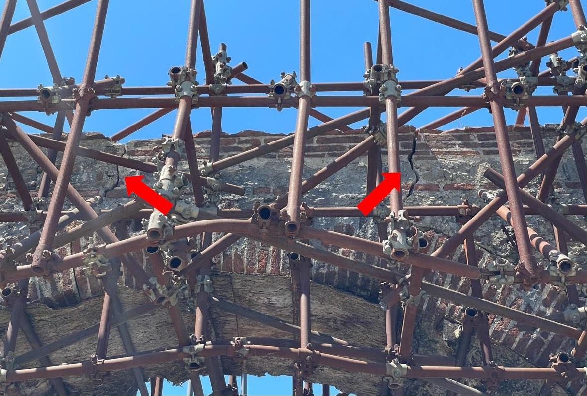 L’immagine con i punti indicati dalle frecce rosse, indica le lesioni presenti sul cosiddetto rinfianco come riportato nella relazione tecnica strutturale dell’ingegner Bedini