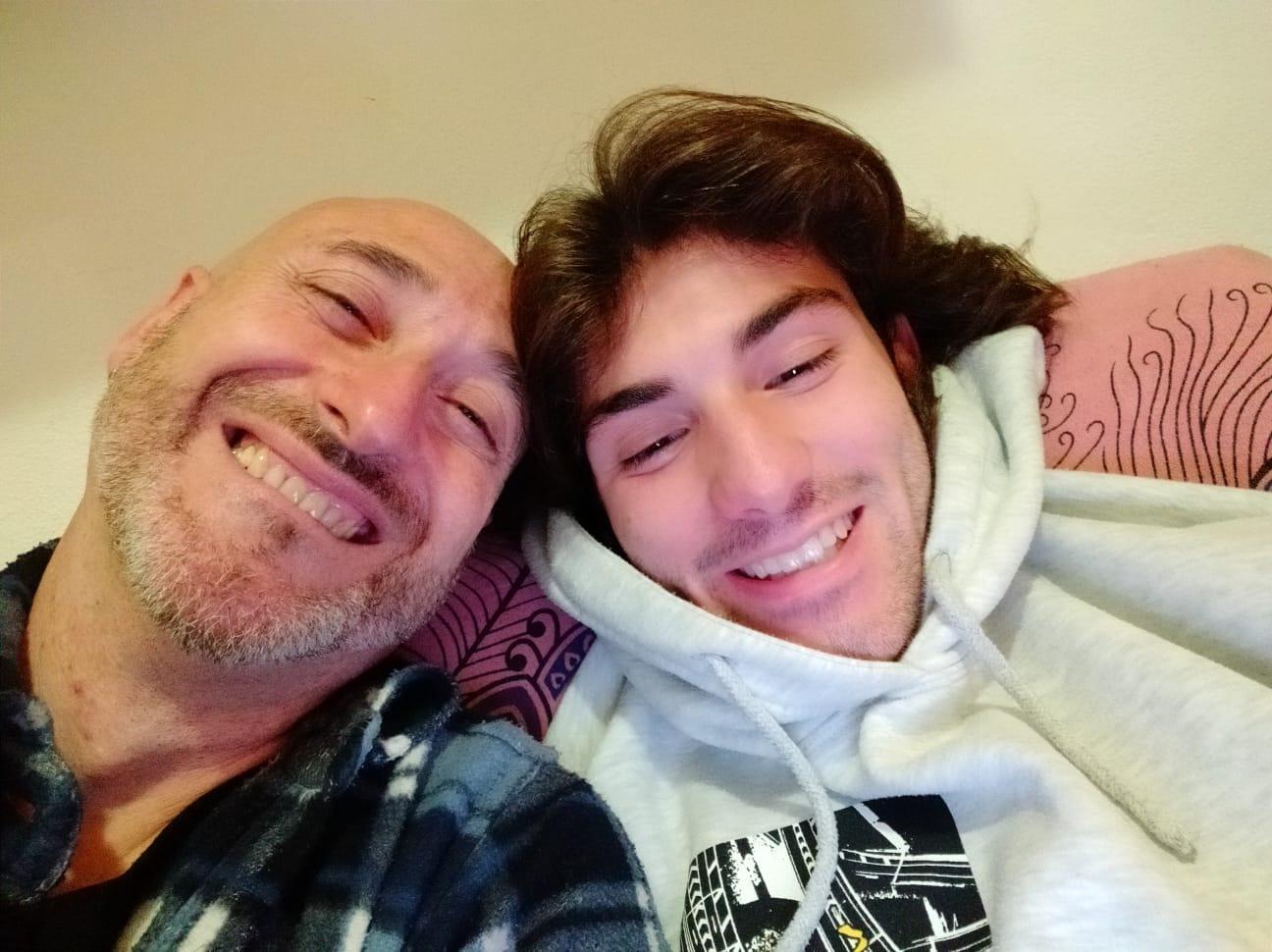 ll cantautore Daniele Sarno sorridente con il figlio Mattia in una foto scattata i mesi scorsi prima dell’incidente stradale sulla  Castiglionese