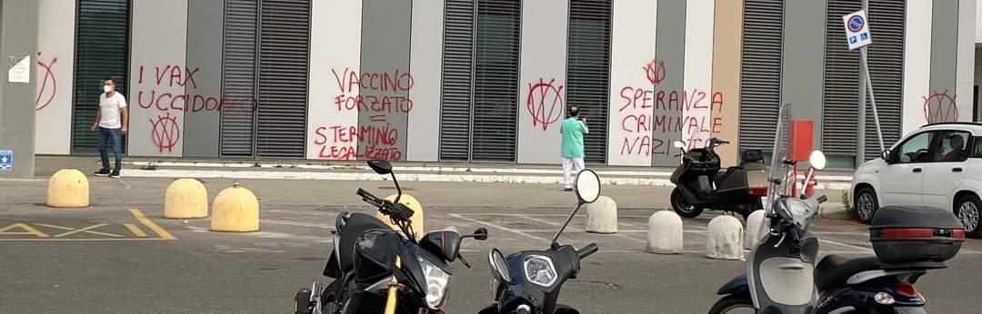 Le scritte no vax all'ospedale Santo Stefano