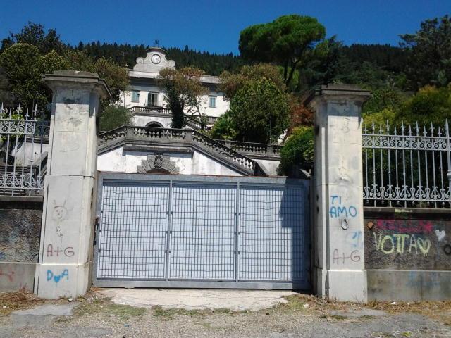 La villa abbandonata di Santa Cristina, diventata rifugio di sbandati