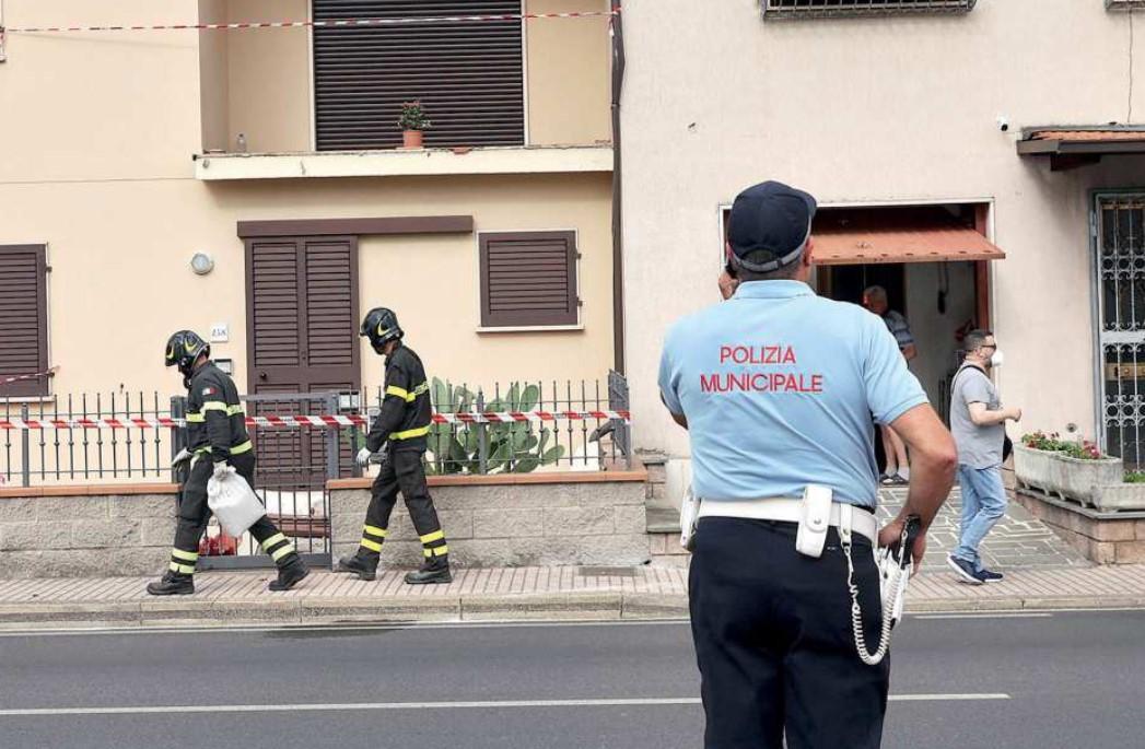 La casa dove è crollato il parapetto con i vigili del fuoco e la polizia municipale (foto Nucci)
