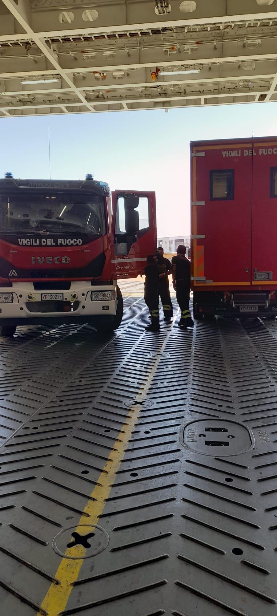 Principio d'incendio nella stiva, il traghetto merci rientra in porto