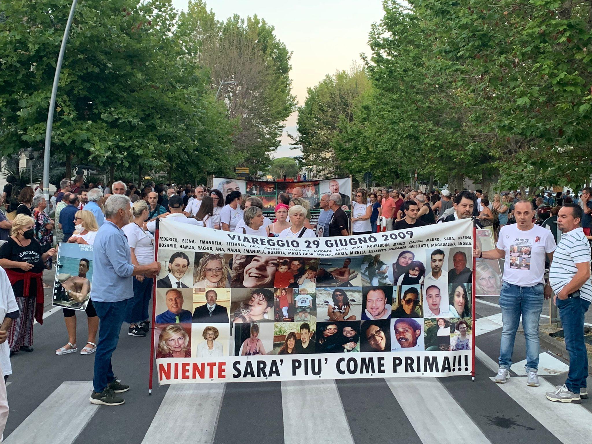 Strage di Viareggio: la città torna in via Ponchielli alla vigilia della sentenza. Contestato il sindaco Del Ghingaro