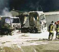 Camion distrutti da un rogo doloso 