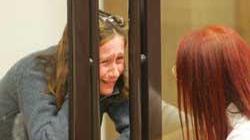 La Brandoli cerca di impiccarsi alle sbarre