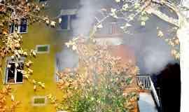 Incendia la casa, caccia al piromane