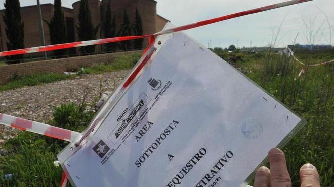 Scavano vecchie tombe e abbandonano i rifiuti