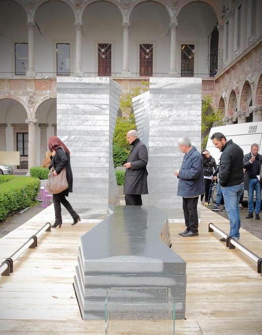 Il grandioso marmo di One - Into the Void affascina Milano 