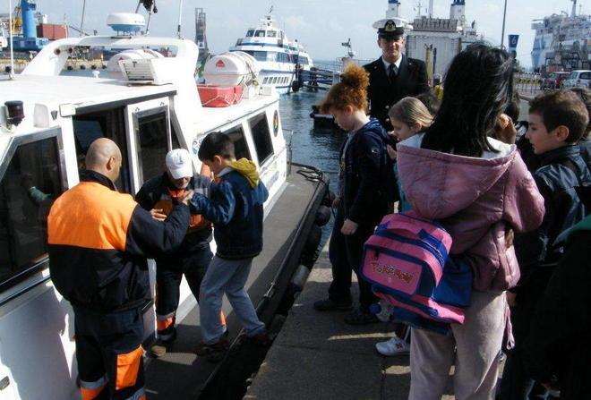 Alunni delle scuole guidati alla scoperta del lavoro in porto 