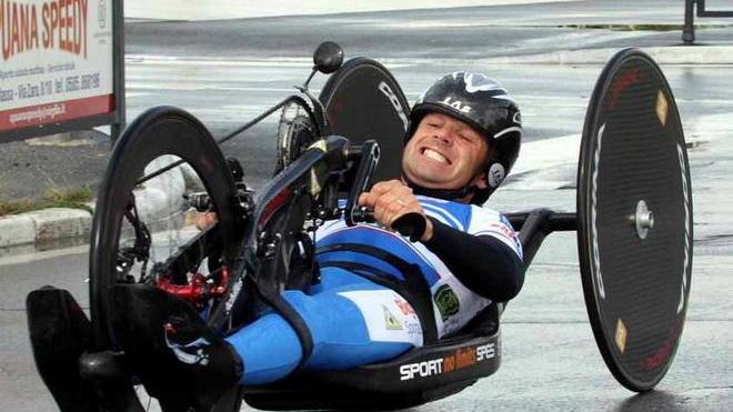 Zanardi si infila subito la maglia rosa