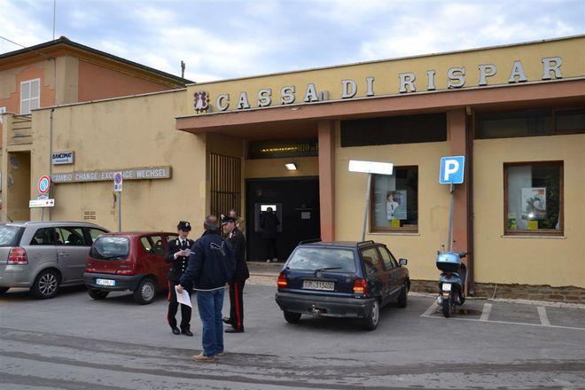 Rapinano la Cassa di risparmio di Firenze a Castiglione Tentano la fuga, presi dai carabinieri 