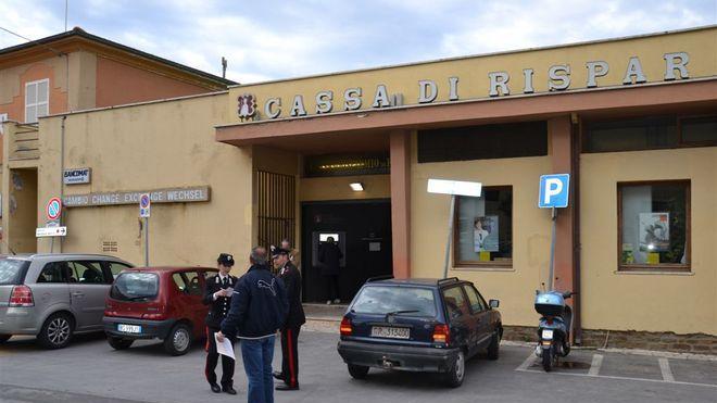 Rapinano la Cassa di risparmio di Firenze a Castiglione Tentano la fuga, presi dai carabinieri