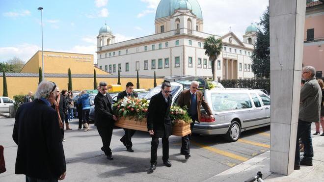 La Roma manda una corona di fiori ai funerali del’ex calciatore Petrini