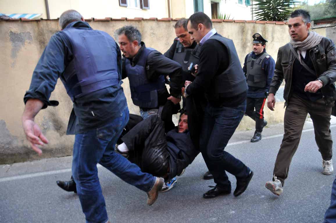 "Sono armato, ammazzo tutti". Ma aveva problemi psichici 