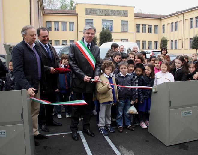 La prima isola ecologica coi cassoni interrati