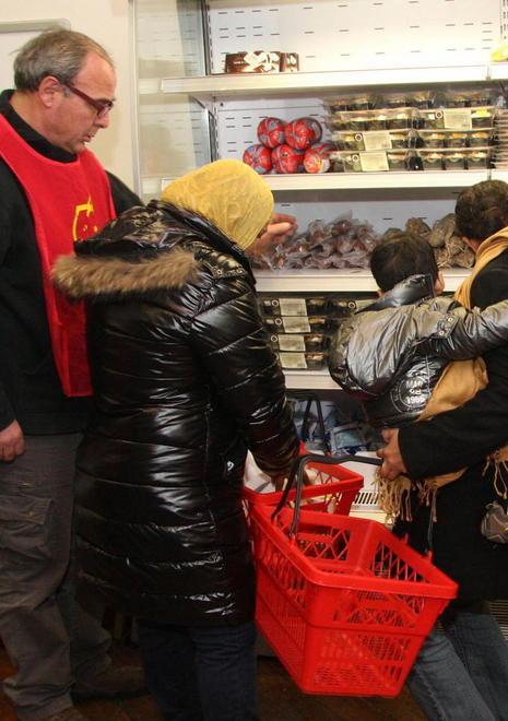 In coda all’Emporio della Solidarietà Italiani in aumento 