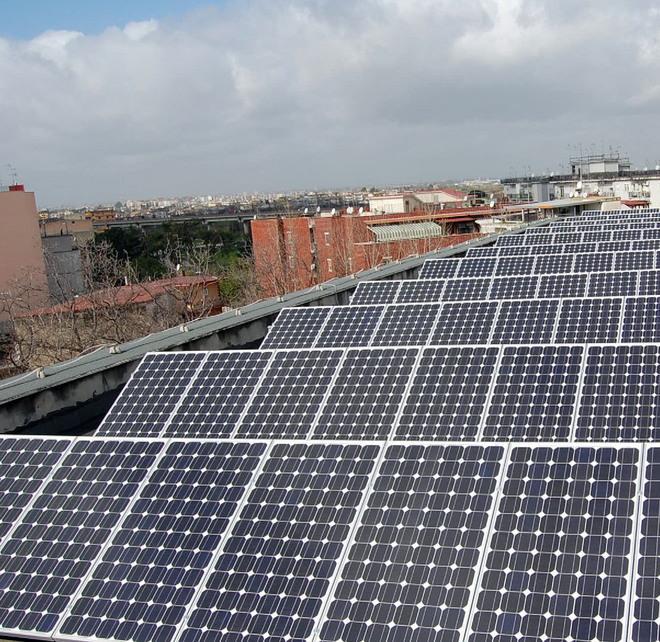 Pannelli fotovoltaici sui tetti al posto dell’Eternit