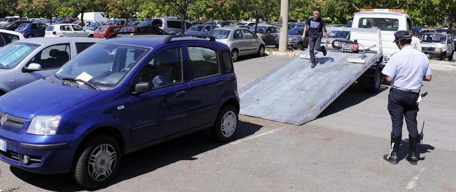 Troppi parcheggi selvaggi servono altri carri attrezzi 