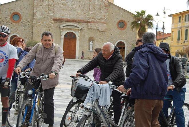 Biciclettata a metà: vince la pioggia